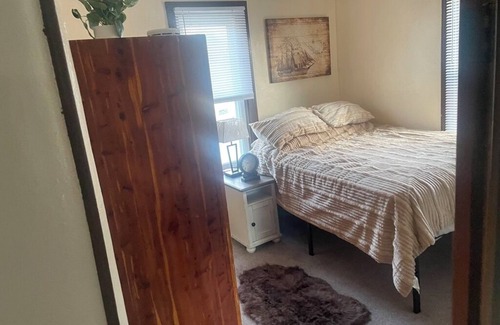 West Seneca Apartment | Quaint 2-bedroom apartment in West Seneca. Minutes away from HighMark Stadium
