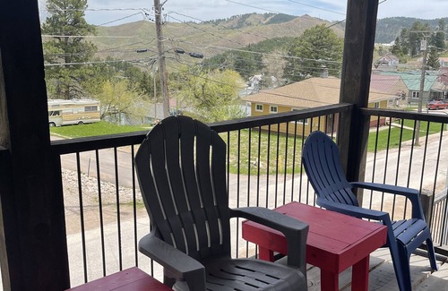 Deadwood Cabin | Quaint 2 Bedroom Cabin located in the heart of the Black Hills with garage