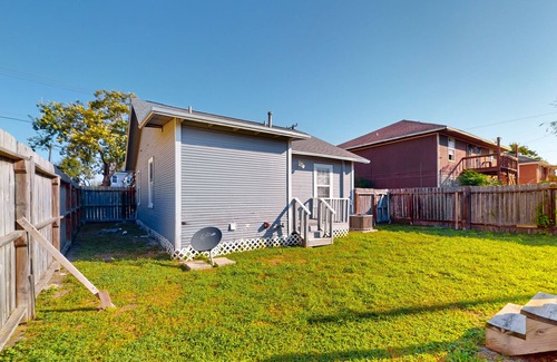 Del Mar House | Quaint 2-bedroom beach home with enclosed backyard private W/D