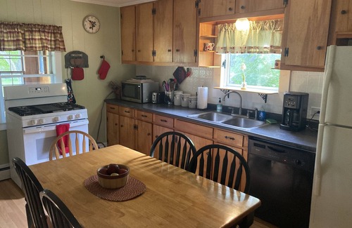 Hancock House | *Quaint 3-Bedroom Cape* Walk to reversing falls!
