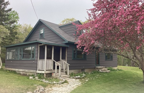 Hancock House | *Quaint 3-Bedroom Cape* Walk to reversing falls!