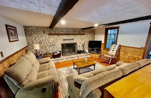 Town of Fowler House | Quaint 4 bedroom 2 bathroom cottage on the lake