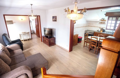 Praia da Vitoria House | Quaint 4-bedroom house in delightful Terceria with WiFi, AC