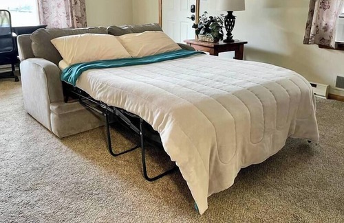 Acton House | Quaint and Cozy Cottage in Ideal Location