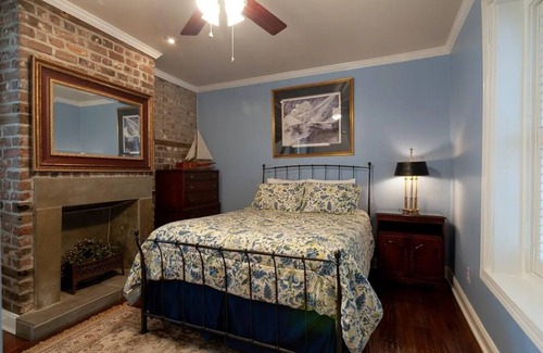 Charleston Historic District Condo | Quaint and cozy condo in the HEART of Charleston's Historic District!
