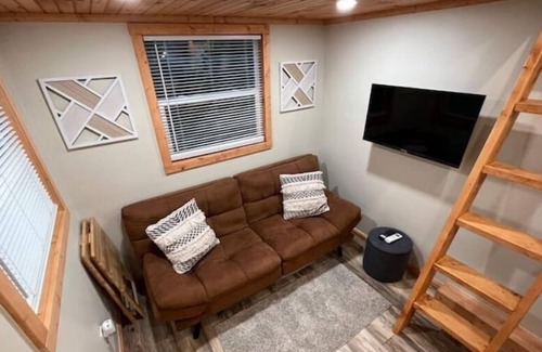 Hunt Club House | Quaint and Cozy Tiny Home - Getaway from the City
