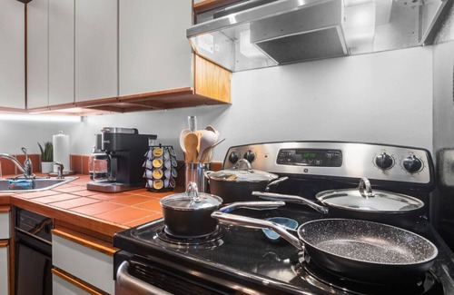 Old City Apartment | Quaint and Stylish APT with King Bed for Long Term Stay