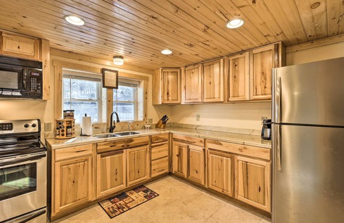Boone Cottage | Quaint Appalachian Getaway ~ 2 Mi to Boone!