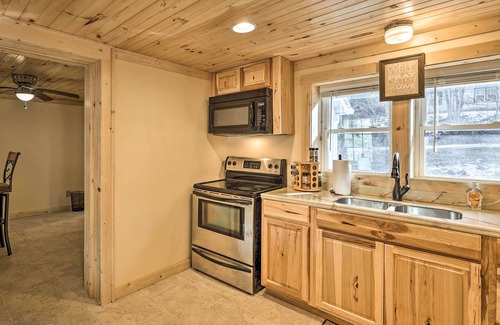 Boone Cottage | Quaint Appalachian Getaway ~ 2 Mi to Boone!