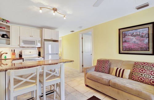 Holmes Beach Villa | Quaint beachfront duplex in ideal location with screened lanai & free trolley