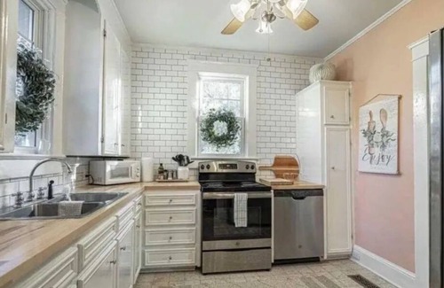 Florence House | Quaint Bungalow in Historic Downtown Florence