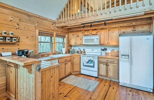 Sweetbriar Farms Cabin | Quaint Cabin w/Deck & Loft: 10 Mi to Lake Lure!