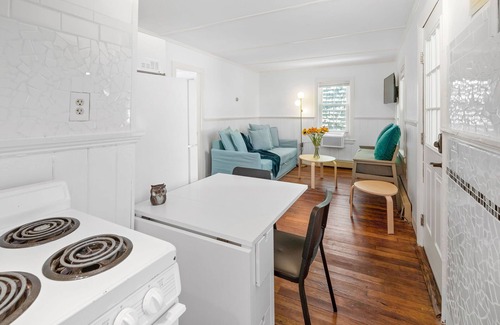 Provincetown Cottage | Quaint Cape Cod Cottage - 5mins to the beach, Galleries and Provincetown fun!