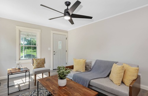 Clintonville House | Quaint Cape Cod with 2 bedrooms & 2 Full Baths min from OSU!