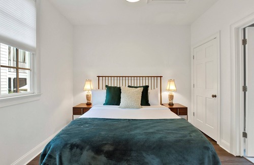 Savannah Victorian District House | Quaint Carriage House, Steps to Forsyth Park, Sleeps 4