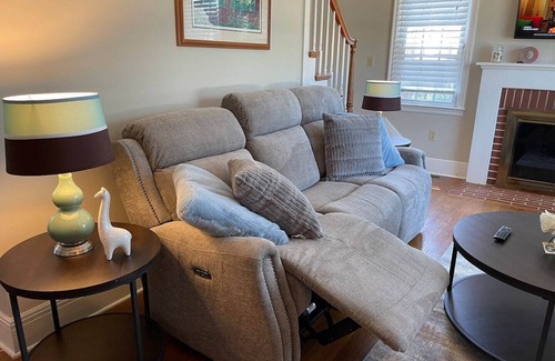 Charleston House | Quaint, Comfy, Close & Convenient - Entire Home