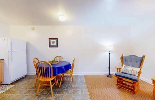 Waynesville Apartment | Quaint condo across from the lake with shared lakeside pool and trails - dogs OK