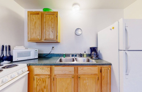 Waynesville Apartment | Quaint condo across from the lake with shared lakeside pool and trails - dogs OK