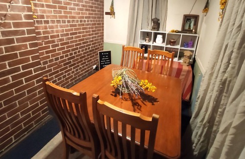 Turvey Park House | Quaint, cosy 2 bedroom house just a short 3 minute walk to Wagga's main street..