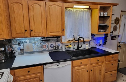 St. Louis Park House | Quaint Cottage, a Wanderstay of Tranquility hidden in the heart of Minneapolis