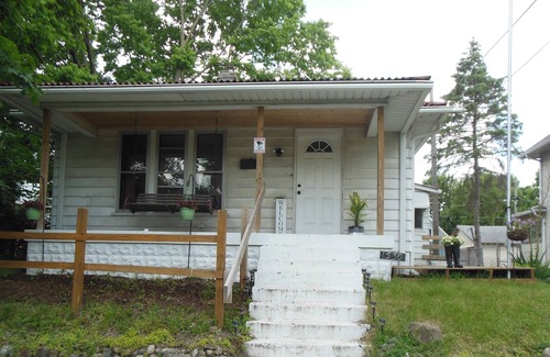 Indianapolis Cottage | Quaint cottage home in scenic Riverside area in heart of Indianapolis
