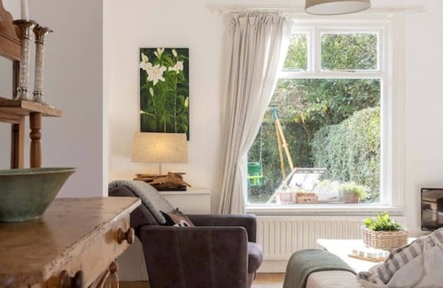 Belfast Cottage | Quaint Cottage near City Airport & Titanic Quarter