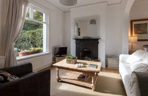 Belfast Cottage | Quaint Cottage near City Airport & Titanic Quarter