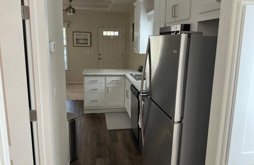 Crystal River Cottage | Quaint cottage tucked away in Crystal River. 1bed/1bath. Close to everything!