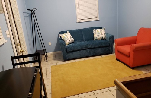 Biloxi Cottage | Quaint Cottage Walking Distance to Beach
