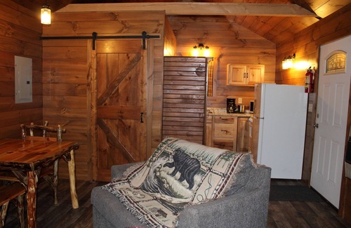 Clarington Cabin | Quaint Couples Cabin ~ NO PETS