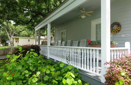 New Braunfels Cottage | Quaint Cozy Cottage, walking distance to downtown, Comal River & Schlitterbahn