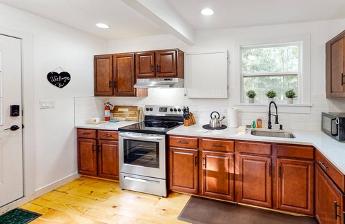Canadensis Cottage | Quaint dog-friendly cottage with updated interior, firepit, large patio & WiFi