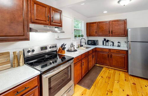 Canadensis Cottage | Quaint dog-friendly cottage with updated interior, firepit, large patio & WiFi