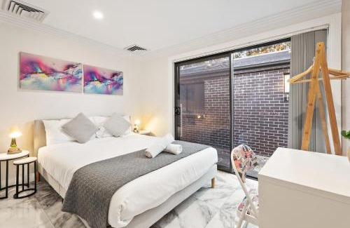 Glenfield House | Quaint Double Room - Centrally Located at Glenfield - Shared Bathroom