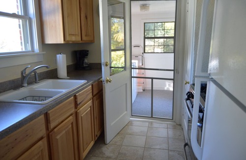 Knox - Henderson Apartment | Quaint Duplex In Lower Greenville Avenue Area - Great Location for SMU Events!