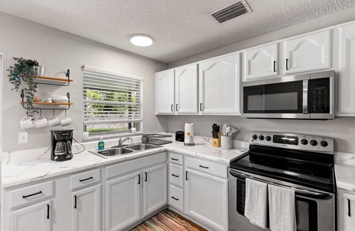 Seven Springs Homes House | Quaint Florida Escape-Entire Home