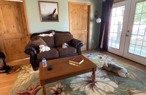 Clarita House | Quaint, handicap accessible house in serene Lehigh, classified as a ghost town.