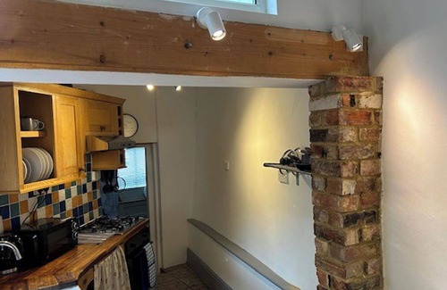 Great Houghton Cottage | Quaint High Street Cottage in Northampton
