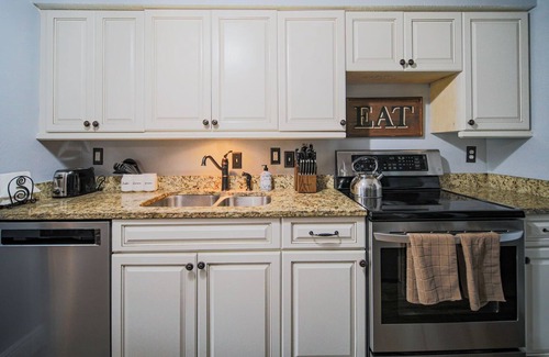 Three Oaks House | Quaint home near shopping, the airport and a park!