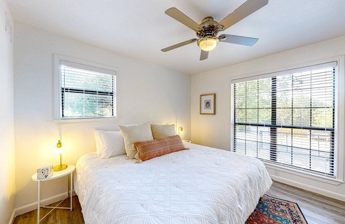 Apache Shores House | Quaint home with an enclosed yard, patio, fire bowl, washer/dryer, & central AC