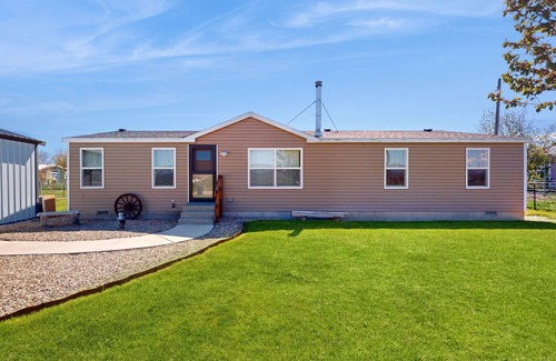 Oakley House | Quaint home with firepit, gas grill, WiFi, dog-friendly