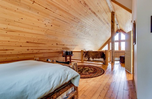 Lakeside Cabin | Quaint home with pool table & lots of space - great location