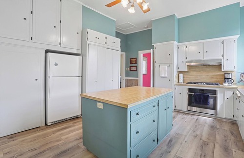 New Roads House | Quaint house in the Historic town of New Roads. Close to everything!