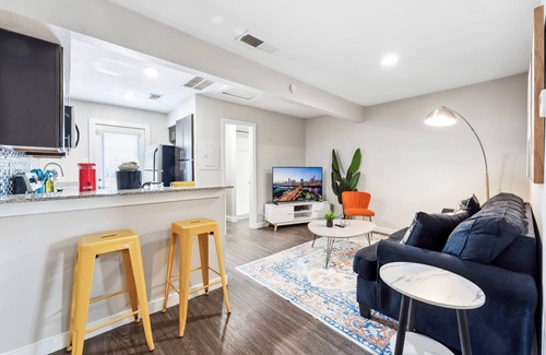 Pleasant Valley Apartment | Quaint King Bed 1BR 5 Min to DT