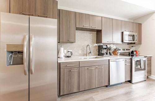 Pleasant Valley Apartment | Quaint King Bed 1BR 5 Min to DT