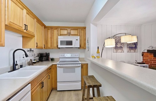 Lake Geneva Condo | Quaint Lake Geneva Condo | Fireplace | WiFi