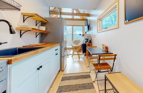South Londonderry House | Quaint mountain retreat with a gas fireplace, balcony, central AC - dog-friendly