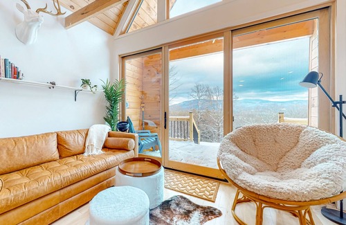 South Londonderry House | Quaint mountain retreat with a gas fireplace, balcony, central AC - dog-friendly