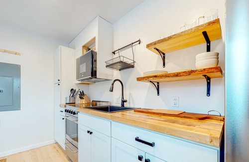 South Londonderry House | Quaint mountain retreat with a gas fireplace, balcony, central AC - dog-friendly