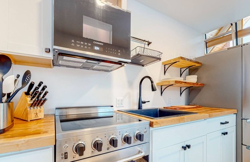 South Londonderry House | Quaint mountain retreat with a gas fireplace, balcony, central AC - dog-friendly